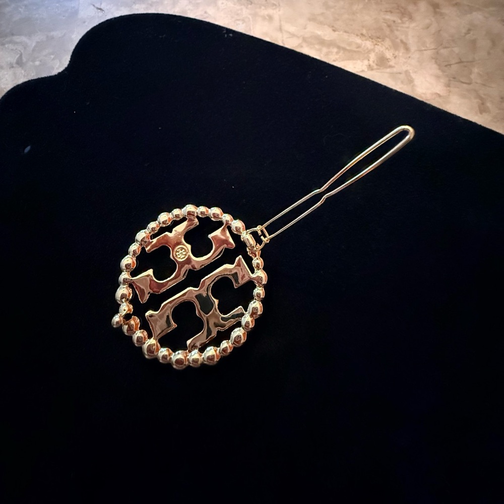 Tory Burch Double T pearl-embellished hair clip - Picture 3 of 5
